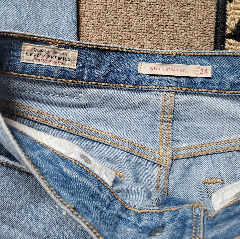 Levi's Wedgie Straight Size 24 Light Blue Wash - Picture 4 of 12